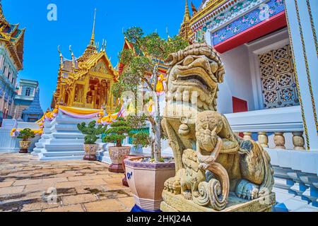 BANGKOK, THAÏLANDE - 12 MAI 2019 : le fudig de pierre, lion impérial chineois à la porte du complexe Maha Prasat dans le Grand Palais, le 12 mai à Bangkok, le TH Banque D'Images