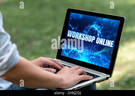 Légende de texte présentant Workshop en ligne. Mot pour atelier en ligne femme assise avec Latop seul dans le Parc accomplir des travaux à distance. Banque D'Images
