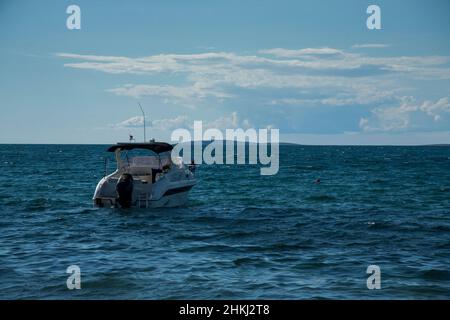 Petit yacht luxueux amarré à la mer près de Vir, Croatie Banque D'Images