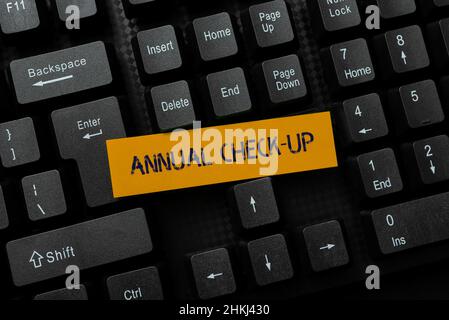 Légende présentant la vérification annuelle. Mot écrit sur la visite annuelle de santé reproductive avec un fournisseur de soins de santé dactylographiant les instructions de cuisine et Banque D'Images