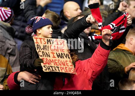 Un jeune fan de Sheffield United tient un panneau demandant une chemise de joueur pendant le match du championnat Sky Bet à St Andrew's, Birmingham.Date de la photo : vendredi 4 février 2022. Banque D'Images