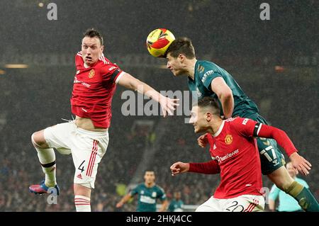 Manchester, Royaume-Uni.4th février 2022.Phil Jones de Manchester United et Diogo Dalot de Manchester United ont une tussle avec Paddy McNair de Middlesbrough lors du match de la coupe Emirates FA à Old Trafford, Manchester.Crédit photo devrait se lire: Andrew Yates / Sportimage crédit: Sportimage / Alay Live News Banque D'Images