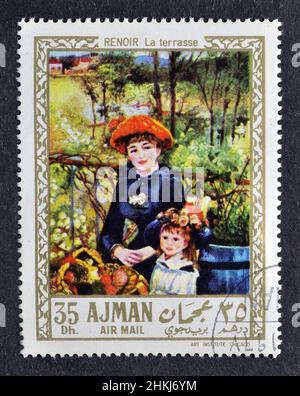 Timbre-poste annulé imprimé par Ajman, qui montre peinture les parapluies par Pierre-Auguste Renoir, vers 1967. Banque D'Images