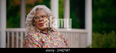 DATE DE SORTIE : le 25 février 2022.TITRE: Tyler Perry A Madea Homecoming.STUDIO: Netflix.DIRECTEUR: Tyler Perry.PARCELLE: Le dos de Madea hallelujer.Et elle ne se met pas à faire de bêtises alors que le drame familial éclate lors de la remise des diplômes de son arrière-petit-fils.AVEC: TYLER PERRY comme Madea.(Image de crédit : © Netflix/Entertainment Pictures) Banque D'Images