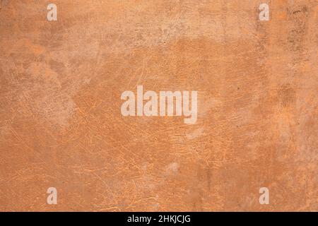 Mur extérieur avec rayures.Image d'arrière-plan.Surface en béton vieilli avec plâtre en terre cuite.Papier peint image texturée. Vue du dessus. Banque D'Images