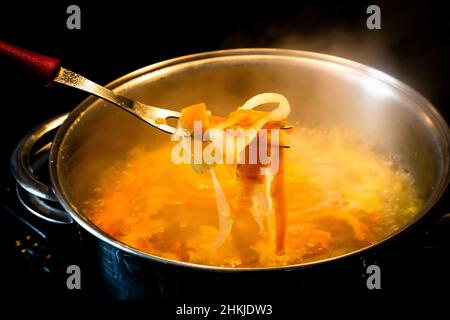 Un pot sur la cuisinière de riz.Salvador, Bahia, Brésil Banque D'Images