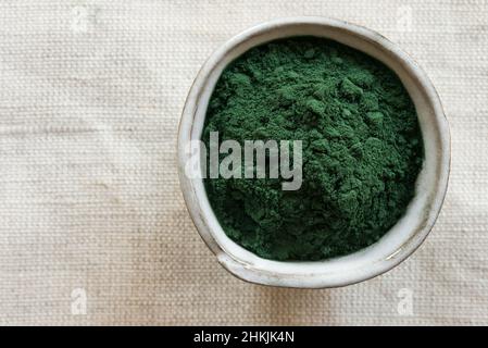 Poudre de spiruline dans un bol Banque D'Images