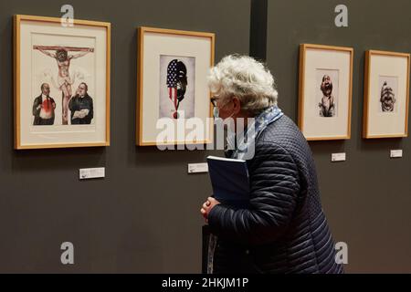 Le visiteur de l'exposition de caricatures se penche sur les œuvres d'art pendant le festival mondial de Porto Cartoon de 23rd, le jour de l'ouverture.L'exposition rassemble des œuvres de caricaturistes de trente-trois pays, dont l'Argentine, le Brésil, la Chine, la Colombie,Cuba, Égypte, Estonie, Philippines, Finlande,Inde, Indonésie, Irak, Liban, Nouvelle-Zélande et Portugal.Prix spécial de caricature au Festival mondial de Porto Cartoon 23rd, a présenté une exposition de caricatures sur le Prix Nobel de la paix de Martin Luther King à la Bibliothèque municipale de Gondomar, organisée par le Musée national de la presse à Gondomar, Banque D'Images