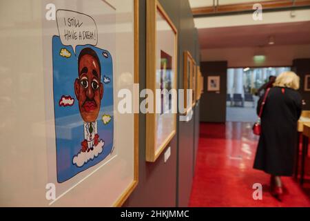 Le visiteur de l'exposition de caricatures se penche sur les œuvres d'art pendant le festival mondial de Porto Cartoon de 23rd, le jour de l'ouverture.L'exposition rassemble des œuvres de caricaturistes de trente-trois pays, dont l'Argentine, le Brésil, la Chine, la Colombie,Cuba, Égypte, Estonie, Philippines, Finlande,Inde, Indonésie, Irak, Liban, Nouvelle-Zélande et Portugal.Prix spécial de caricature au Festival mondial de Porto Cartoon 23rd, a présenté une exposition de caricatures sur le Prix Nobel de la paix de Martin Luther King à la Bibliothèque municipale de Gondomar, organisée par le Musée national de la presse à Gondomar, Banque D'Images