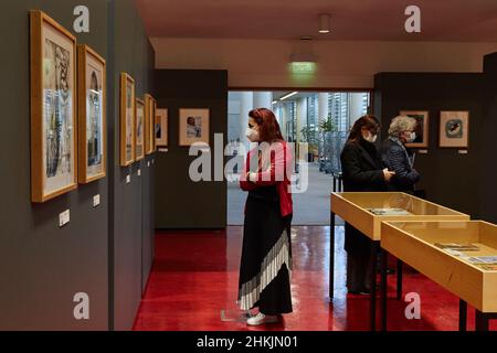 Le visiteur de l'exposition de caricatures se penche sur les œuvres d'art pendant le festival mondial de Porto Cartoon de 23rd, le jour de l'ouverture.L'exposition rassemble des œuvres de caricaturistes de trente-trois pays, dont l'Argentine, le Brésil, la Chine, la Colombie,Cuba, Égypte, Estonie, Philippines, Finlande,Inde, Indonésie, Irak, Liban, Nouvelle-Zélande et Portugal.Prix spécial de caricature au Festival mondial de Porto Cartoon 23rd, a présenté une exposition de caricatures sur le Prix Nobel de la paix de Martin Luther King à la Bibliothèque municipale de Gondomar, organisée par le Musée national de la presse à Gondomar, Banque D'Images