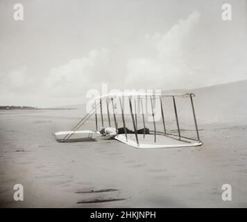 Wilbur Wright en décubitus ventral sur le planeur juste après l'atterrissage, Kitty Hawk, Caroline du Nord, États-Unis, Wilber Wright,Orville Wright, 1901 Banque D'Images