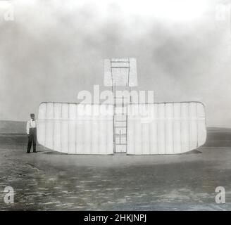 Orville Wright à l'extrémité gauche du planeur, Kitty Hawk, Caroline du Nord, États-Unis, Wilber Wright,Orville Wright, 1901 Banque D'Images