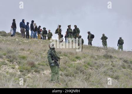 Les soldats des FDI empêchent les colons juifs d'atteindre les militants.Des centaines d'activistes israéliens et palestiniens pour la paix avaient planté des oliviers dans le village palestinien de Burin, sous l'avant-poste juif illégal de Givát Ronen.Deux semaines avant l'événement, un groupe d'activistes juifs de la paix arrivés pour la plantation d'olives ont été violemment attaqués par la jeunesse de Givát Ronen.Aujourd'hui, les forces des FDI se sont séparées entre les militants et les colons.Un activiste israélien a été arrêté au cours de l'événement.Burin, Palestine.Fév 04th 2022.(Photo de Matan Golan/Sipa USA) Banque D'Images