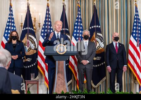 Le président Joe Biden, accompagné du vice-président Kamala Harris, du procureur général Merrick Garland et du secrétaire à la sécurité intérieure Alejandro Mayorkas, prononce des remarques avant de signer la COPS Counselling Act, la loi de 2021 sur la protection des premiers intervenants aux États-Unis,Et la loi sur les officiers fédéraux et la protection des employés Jaime Zapata et Victor Avila, jeudi 18 novembre 2021, dans la salle à manger de la Maison Blanche.(Photo officielle de la Maison Blanche par Adam Schultz) Banque D'Images