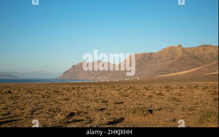 Falaises de Famara, vue de la plaine sablonneuse El Jable, îles Canaries, Lanzarote Banque D'Images