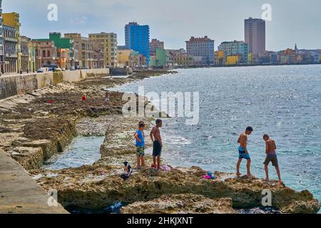 Les adolescents se baignant à Malecon dans la baie Caleta de San Lazaro, Cuba, la Habana Banque D'Images
