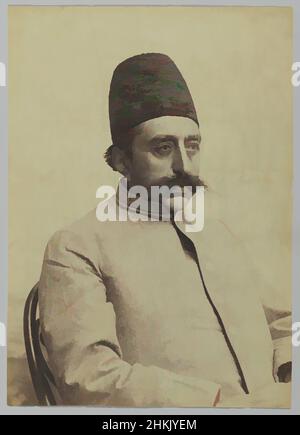 Art inspiré par Studio Portrait de Mozaffar al-DIN Shah en tenue informelle, l'une des 274 photographies d'époque, photographie d'argent en albumine, 1875-1925, Qentra, période de Qentra, 9 3/16 x 6 1/2 po, 23,3 x 16,5 cm, court, chapeau, Iran, Moyen-Orient, Moustache, Perse, photographie, portrait, Qentra, Œuvres classiques modernisées par Artotop avec une touche de modernité. Formes, couleur et valeur, impact visuel accrocheur sur l'art émotions par la liberté d'œuvres d'art d'une manière contemporaine. Un message intemporel qui cherche une nouvelle direction créative. Artistes qui se tournent vers le support numérique et créent le NFT Artotop Banque D'Images