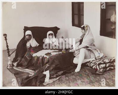 Art inspiré par deux Dames et un enfant en reposant dans le Harem, Antoin Sevruguin, photographie d'argent en albumine, fin du 19th siècle, Qajar, Période de Qajar, 6 3/16 x 8 3/16 po, 15,7 x 20,8 cm, lit, vêtements, court, harem, Foulard, hijab, nargua, iran, iranien, Style de vie, persan, photographie, oeuvres classiques modernisées par Artotop avec une touche de modernité. Formes, couleur et valeur, impact visuel accrocheur sur l'art émotions par la liberté d'œuvres d'art d'une manière contemporaine. Un message intemporel qui cherche une nouvelle direction créative. Artistes qui se tournent vers le support numérique et créent le NFT Artotop Banque D'Images