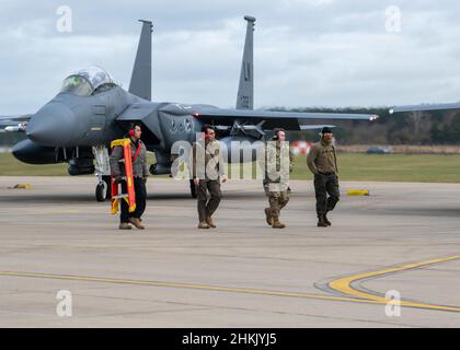 Les aviateurs de la US Air Force, affectés à la 48th Fighter Wing, ont terminé la préparation d'un F-15E Strike Eagle pour participer à l'exercice point Blank 22-1 à la Royal Air Force Lakenheath, en Angleterre, le 4 février 2022.Le but de point Blank est d'exercer des capacités de force importantes qui intègrent les scénarios de guerre actuels et futurs.Cette itération est la première à intégrer le F-35A Lightning II(É.-U.Photo de la Force aérienne par Airman 1st classe Olivia Gibson) Banque D'Images