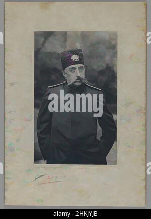 Art inspiré par Une carte de visite avec Portrait de Mozaffar al-DIN Shah, l'une des 274 photographies anciennes, Gelatin Silver impression de papier monté sur la carte de visite, fin 19th-début 20th siècle, Qajar, période de Qajar, Photographie : 3 13/16 x 2 7/16 po, 9,7 x 6,2 cm, azarbaijan, noir et, oeuvres classiques modernisées par Artotop avec une touche de modernité. Formes, couleur et valeur, impact visuel accrocheur sur l'art émotions par la liberté d'œuvres d'art d'une manière contemporaine. Un message intemporel qui cherche une nouvelle direction créative. Artistes qui se tournent vers le support numérique et créent le NFT Artotop Banque D'Images