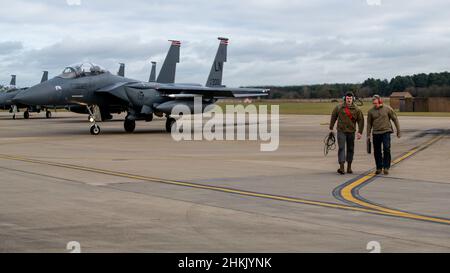 Les aviateurs de la US Air Force, affectés à la 48th Fighter Wing, ont terminé la préparation d'un F-15E Strike Eagle pour participer à l'exercice point Blank 22-1 à la Royal Air Force Lakenheath, en Angleterre, le 4 février 2022.Le point blanc est un exercice bilatéral qui améliore les relations professionnelles et améliore la coordination globale avec les alliés et les militaires partenaires.(É.-U.Photo de la Force aérienne par Airman 1st classe Olivia Gibson) Banque D'Images