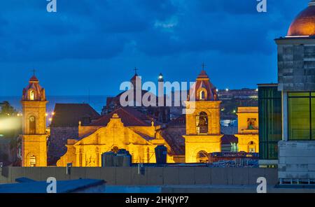 vue sur les toits de la vieille ville avec la cathédrale illuminée, en arrière-plan la colline et le phare de la forteresse, Cuba, la Habana Banque D'Images