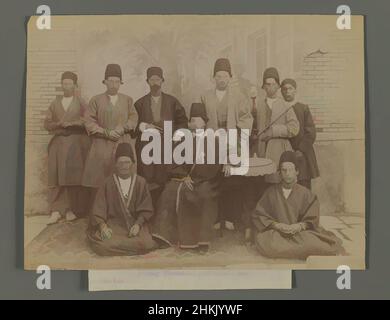 Art inspiré par Un jeune officier persan et ses Attendants, l'une des 274 photographies anciennes, photographie argentée d'albumine, fin 19th-début 20th siècle, Qajar, période de Qajar, 6 1/16 x 8 po., 15,4 x 20,3 cm, Fez, gouvernement, groupe, Iran, Hommes, Moyen-Orient, Perse, portrait, Qentra, Œuvres classiques modernisées par Artotop avec une touche de modernité. Formes, couleur et valeur, impact visuel accrocheur sur l'art émotions par la liberté d'œuvres d'art d'une manière contemporaine. Un message intemporel qui cherche une nouvelle direction créative. Artistes qui se tournent vers le support numérique et créent le NFT Artotop Banque D'Images