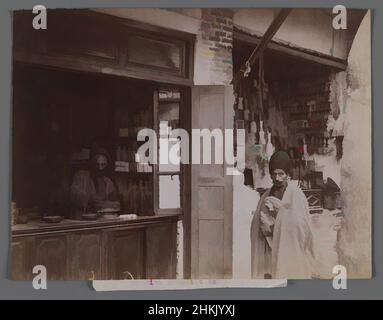 Art inspiré par Persian Grocer Shop, l'une des 274 photographies anciennes, photographie d'argent d'albumine, fin 19th-début 20th siècle, Qentra, période de Qentra, 6 x 8 po, 15,2 x 20,3 cm, 19th siècle, chimiste, drogues, Grocer, Iran, marché, Perse, pharmacie, photographie, Scale, Shop, Classic œuvres modernisées par Artotop avec une touche de modernité. Formes, couleur et valeur, impact visuel accrocheur sur l'art émotions par la liberté d'œuvres d'art d'une manière contemporaine. Un message intemporel qui cherche une nouvelle direction créative. Artistes qui se tournent vers le support numérique et créent le NFT Artotop Banque D'Images