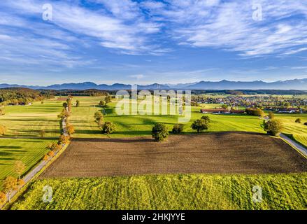 Contreforts alpins bavarois en automne près de Weilheim, image de drone, Allemagne, Bavière Banque D'Images