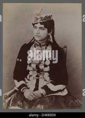 Art inspiré par la jeune fille en robe urbaine, avec chapeau avec couronne ornement, l'une des 274 photographies d'époque, photographie d'argent d'albumine, fin 19th-début 20th siècle, Qajar, période de Qajar, 8 3/16 x 6 1/8 po, 20,8 x 15,6 cm, œuvres classiques modernisées par Artotop avec une touche de modernité. Formes, couleur et valeur, impact visuel accrocheur sur l'art émotions par la liberté d'œuvres d'art d'une manière contemporaine. Un message intemporel qui cherche une nouvelle direction créative. Artistes qui se tournent vers le support numérique et créent le NFT Artotop Banque D'Images