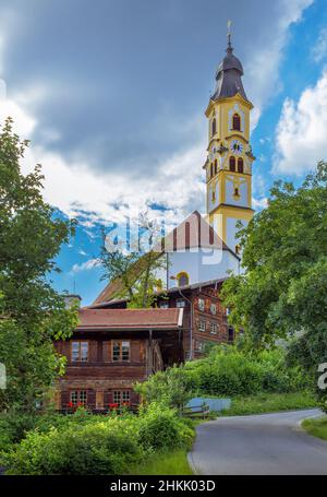 Ancienne ferme et église Saint-Nicolas, Allemagne, Bavière, Allgaeu, Pfronten Banque D'Images