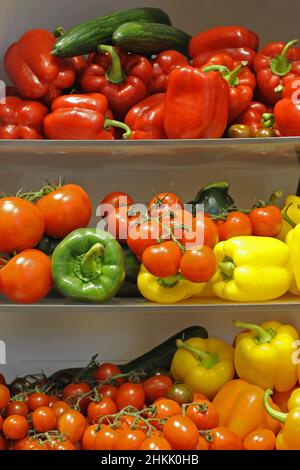 Piment, paprika (Capsicum annuum), paprika, tomates et concombres sur un marché, Allemagne Banque D'Images