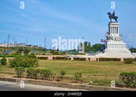 Monument équestre en l'honneur du général Maximo Gomez sur la Plaza 13 de Marzo au Malecon, Cuba, Havanna Vedado Banque D'Images