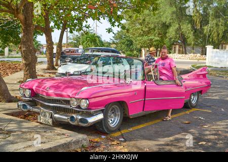 tourisme à la forteresse Fortaleza de los Carlos de la Cabana dans une voiture ancienne, Cuba, la Habana Banque D'Images