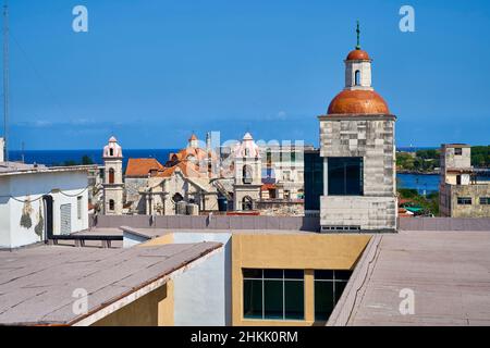 Vue du jardin du toit de l'hôtel Ambos Mundos à la cathédrale Virgen de la Maria et à la forteresse, Cuba, la Habana Banque D'Images