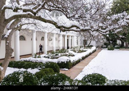 Le président Biden se rend au bureau ovale de la Maison-Blanche lors d'une journée enneigée à Washington, DC. Banque D'Images