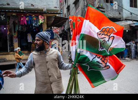 Ghaziabad, Inde.04th févr. 2022.Partisan du parti du Congrès tenant des drapeaux du parti pendant le salon du Secrétaire général de l'AICC (Comité du Congrès de toute l'Inde) Priyanka Gandhi Vadra à la colonie de khora, Ghaziabad.Crédit : SOPA Images Limited/Alamy Live News Banque D'Images