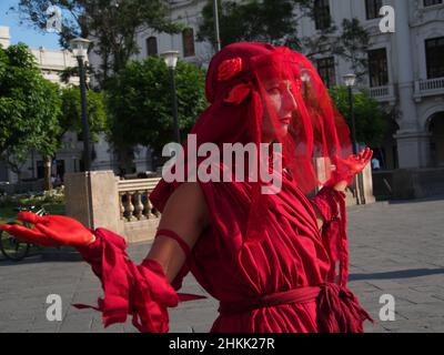 Pérou.04th févr. 2022.Une militante de la rébellion des extinction, vêtue de rouge, se produit sur une place publique lorsque des dizaines de manifestants se rassemblent une fois de plus dans les rues pour protester contre la récente marée noire qui a causé une catastrophe écologique sur les côtes de Lima et El Callao.Le 15 janvier, plus de 10 000 000 barils de pétrole ont été déversés dans la mer à la raffinerie de la Pampla exploitée par Repsol, une compagnie pétrolière espagnole, qui a produit l'une des plus grandes catastrophes écologiques du Pérou.Credit: Agence de presse Fotoholica/Alamy Live News Banque D'Images