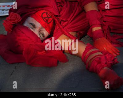 Pérou.04th févr. 2022.Une militante de la rébellion des extinction, vêtue de rouge, se produit sur une place publique lorsque des dizaines de manifestants se rassemblent une fois de plus dans les rues pour protester contre la récente marée noire qui a causé une catastrophe écologique sur les côtes de Lima et El Callao.Le 15 janvier, plus de 10 000 000 barils de pétrole ont été déversés dans la mer à la raffinerie de la Pampla exploitée par Repsol, une compagnie pétrolière espagnole, qui a produit l'une des plus grandes catastrophes écologiques du Pérou.Credit: Agence de presse Fotoholica/Alamy Live News Banque D'Images