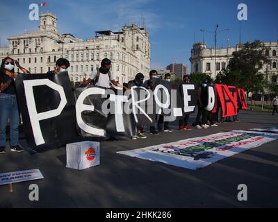 Pérou.04th févr. 2022.Les "Oil Kills" peuvent être lus dans une bannière quand des dizaines de manifestants se rassemblent une fois de plus dans les rues pour protester contre la récente marée noire qui a causé une catastrophe écologique sur les côtes de Lima et El Callao.Le 15 janvier, plus de 10 000 000 barils de pétrole ont été déversés dans la mer à la raffinerie de la Pampla exploitée par Repsol, une compagnie pétrolière espagnole, qui a produit l'une des plus grandes catastrophes écologiques du Pérou.Credit: Agence de presse Fotoholica/Alamy Live News Banque D'Images