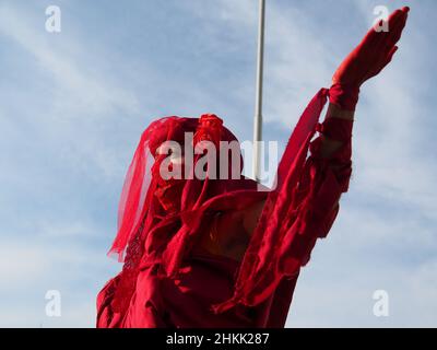 Pérou.04th févr. 2022.Une militante de la rébellion des extinction, vêtue de rouge, se produit sur une place publique lorsque des dizaines de manifestants se rassemblent une fois de plus dans les rues pour protester contre la récente marée noire qui a causé une catastrophe écologique sur les côtes de Lima et El Callao.Le 15 janvier, plus de 10 000 000 barils de pétrole ont été déversés dans la mer à la raffinerie de la Pampla exploitée par Repsol, une compagnie pétrolière espagnole, qui a produit l'une des plus grandes catastrophes écologiques du Pérou.Credit: Agence de presse Fotoholica/Alamy Live News Banque D'Images