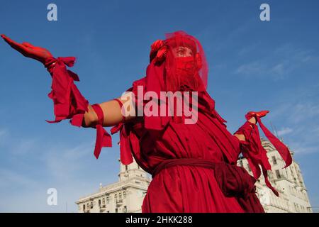Pérou.04th févr. 2022.Une militante de la rébellion des extinction, vêtue de rouge, se produit sur une place publique lorsque des dizaines de manifestants se rassemblent une fois de plus dans les rues pour protester contre la récente marée noire qui a causé une catastrophe écologique sur les côtes de Lima et El Callao.Le 15 janvier, plus de 10 000 000 barils de pétrole ont été déversés dans la mer à la raffinerie de la Pampla exploitée par Repsol, une compagnie pétrolière espagnole, qui a produit l'une des plus grandes catastrophes écologiques du Pérou.Credit: Agence de presse Fotoholica/Alamy Live News Banque D'Images