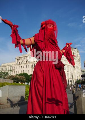 Pérou.04th févr. 2022.Une militante de la rébellion des extinction, vêtue de rouge, se produit sur une place publique lorsque des dizaines de manifestants se rassemblent une fois de plus dans les rues pour protester contre la récente marée noire qui a causé une catastrophe écologique sur les côtes de Lima et El Callao.Le 15 janvier, plus de 10 000 000 barils de pétrole ont été déversés dans la mer à la raffinerie de la Pampla exploitée par Repsol, une compagnie pétrolière espagnole, qui a produit l'une des plus grandes catastrophes écologiques du Pérou.Credit: Agence de presse Fotoholica/Alamy Live News Banque D'Images