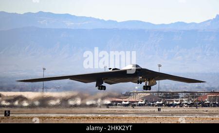 Une base de la Force aérienne de Whiteman 393rd Escadron de bombardement expéditionnaire B-2 un bombardier furtif Spirit part de la piste pendant le Red Flag-Nellis 22-1 le 26 janvier 2022, à la base de la Force aérienne de Nellis, au Nevada.L'EBS 393 est l'une des 32 unités des forces conjointes américaines, du Royaume-Uni (Royal Air Force) et de l'Australie (Royal Australian Air Force) participant au Red Flag-Nellis 22-1.(É.-U.Photo de la Force aérienne par le premier Airman Michael A. Richmond) Banque D'Images