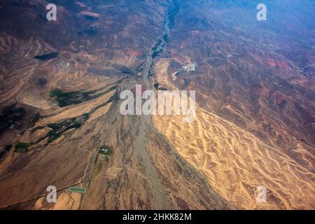 Vue aérienne du motif de dunes de sable dans le désert de Gobi à Taklimakan, province du Xinjiang, Chine Banque D'Images