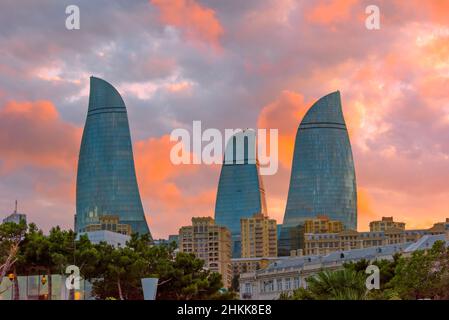 Flame Towers au coucher du soleil, Bakou, Azerbaïdjan Banque D'Images