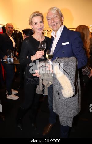 GRIT Weiss und JO Groebel beim Opening Pop-up-Store von der Designerin Ella Deck Couture im Hanseviertel à Hambourg am 02.02.2022 Banque D'Images