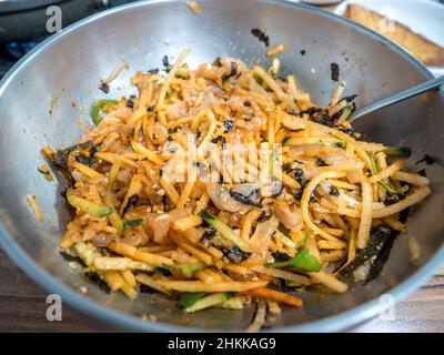 Mulhoe, soupe froide de poisson cru, un plat indigène de Pohang, Corée du Sud. Poisson cru avec du gochujang et des légumes. Banque D'Images