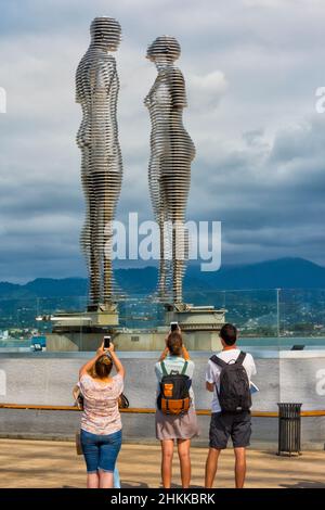 Faisant de l'amour monument, Ali & Nino, sur la côte de la mer Caspienne, les figures se déplacent l'une vers l'autre et fusionnent en une pièce toutes les dix minutes, Batu Banque D'Images