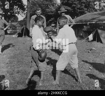 Deux jeunes Afro-américains s'engagent dans un match de boxe pour l'amusement des soldats basés à Carlisle Barracks en Pennsylvanie pendant la première Guerre mondiale vers 1918. Banque D'Images